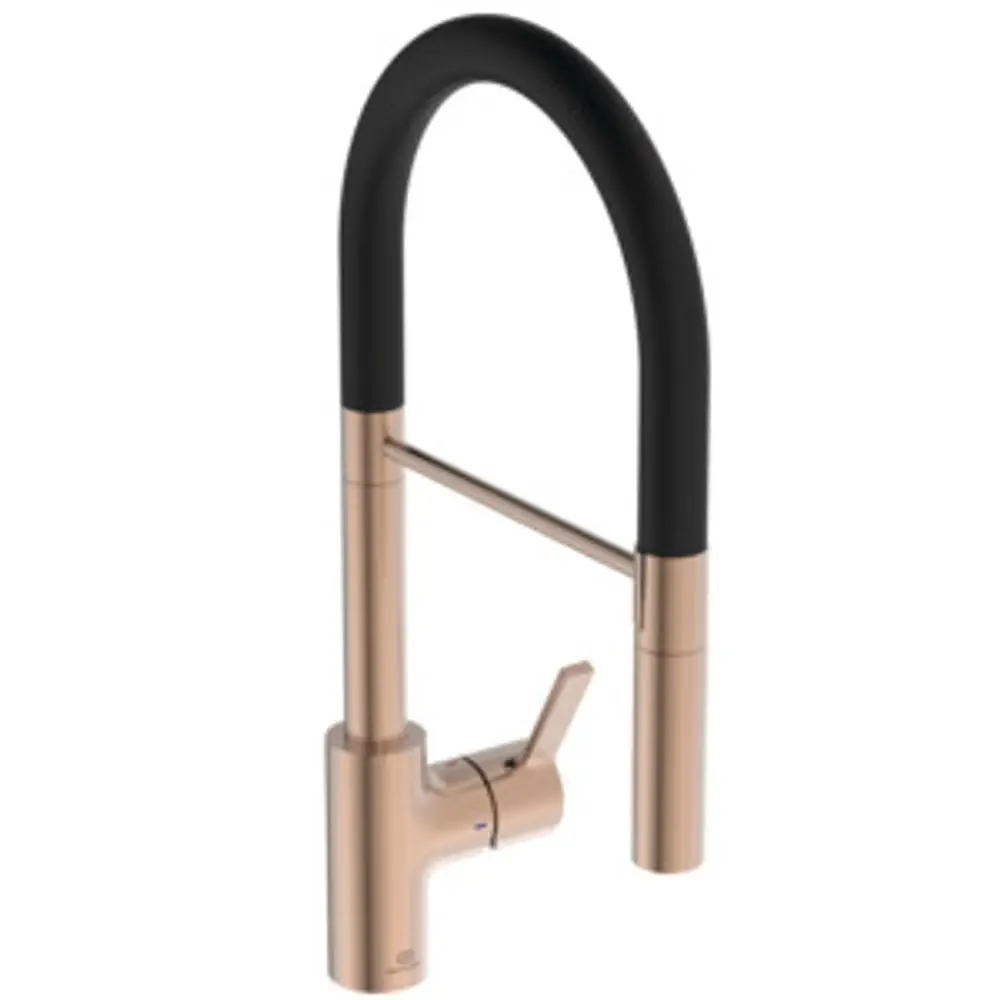 Küchenarmatur von Ideal Standard mit einem gebogenen Auslauf und einem schwarzen Griff. Der Korpus ist in einem rosefarbigen Finish gehalten.